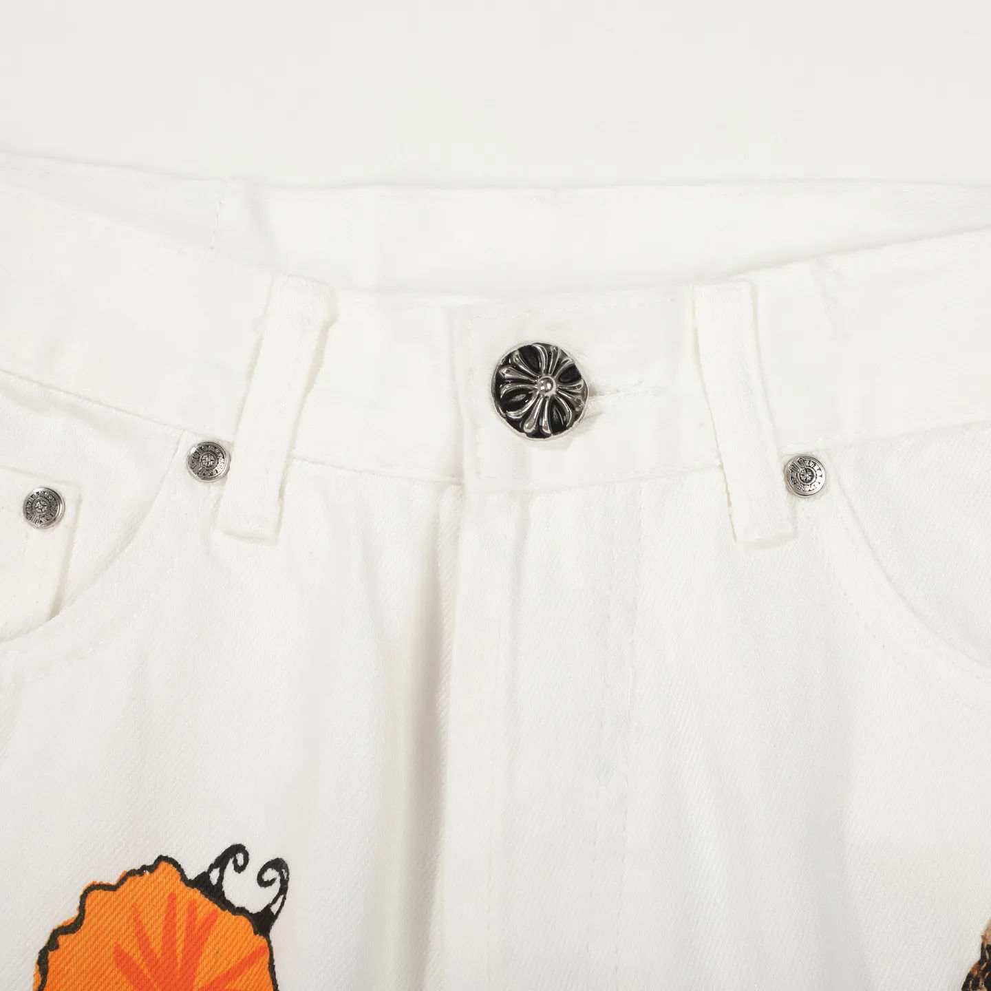 P250 Chrome Hearts｜CH Chrome Hearts 25SS high street jeans with leopard print and vintage graffiti paintings. Chrome Hearts are the most popular pants in color. Made of beaded canvas fabric, heavy washing makes the upper body of the fabric more textured and the pants are tall and straight! The three-dimensional cutting of the whole trousers is a masterpiece! The hardware is customized by zp. The beaded canvas fabric is thick and soft after being washed. It has good breathability. Customized small leather label. Unique design. The details are simple and elegant, and the workmanship is exquisite. The whole trousers are neatly routed and the details are in place! It’s so cool that both men and women can easily control the genderless trend! Color: White Size: 28 30 32 34